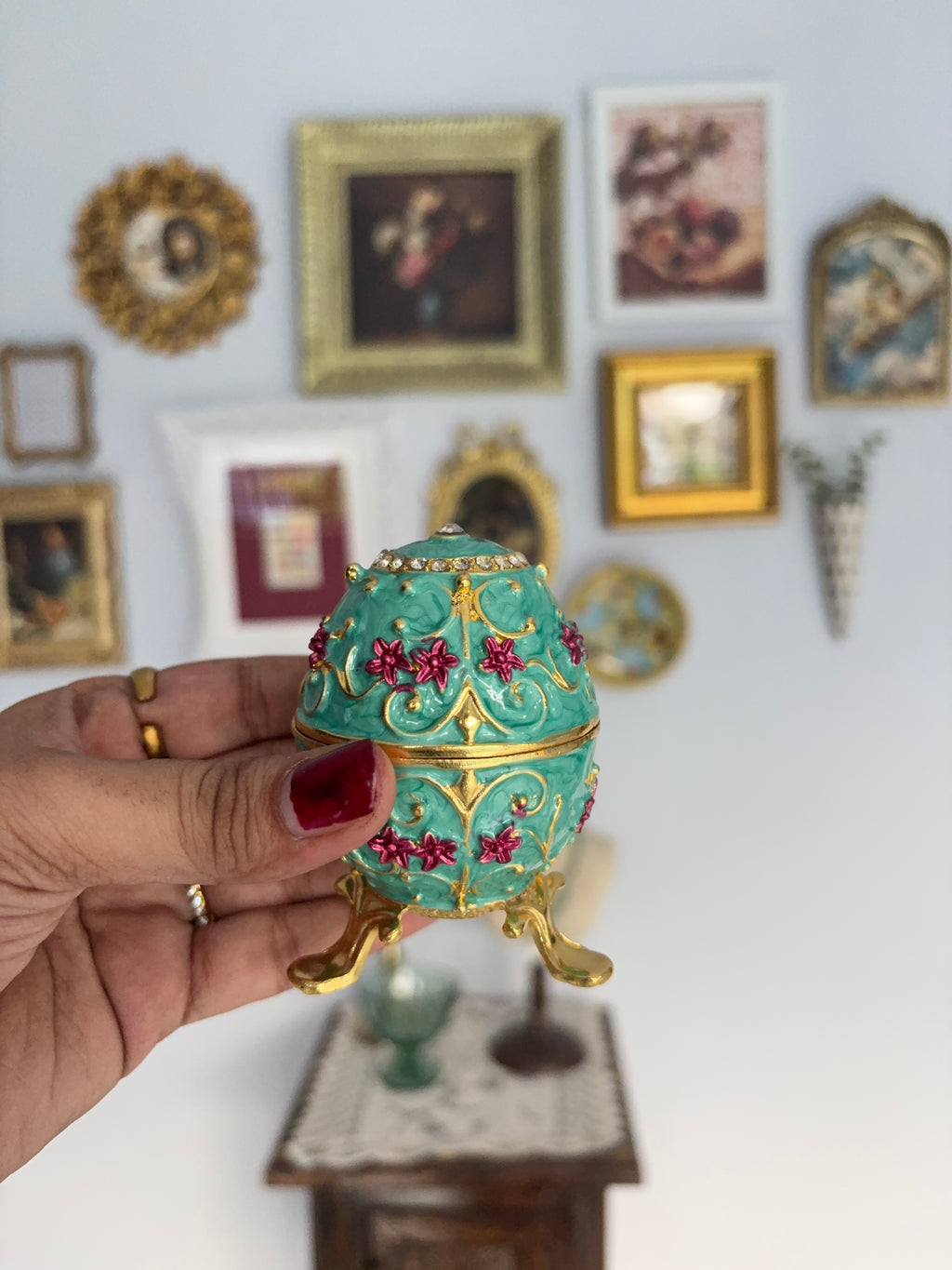 Vintage style egg shape jewellery box