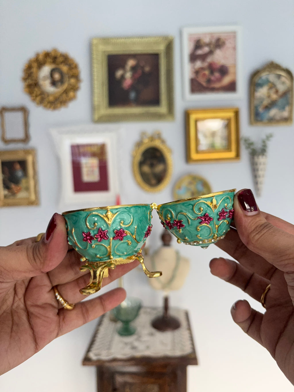 Vintage style egg shape jewellery box