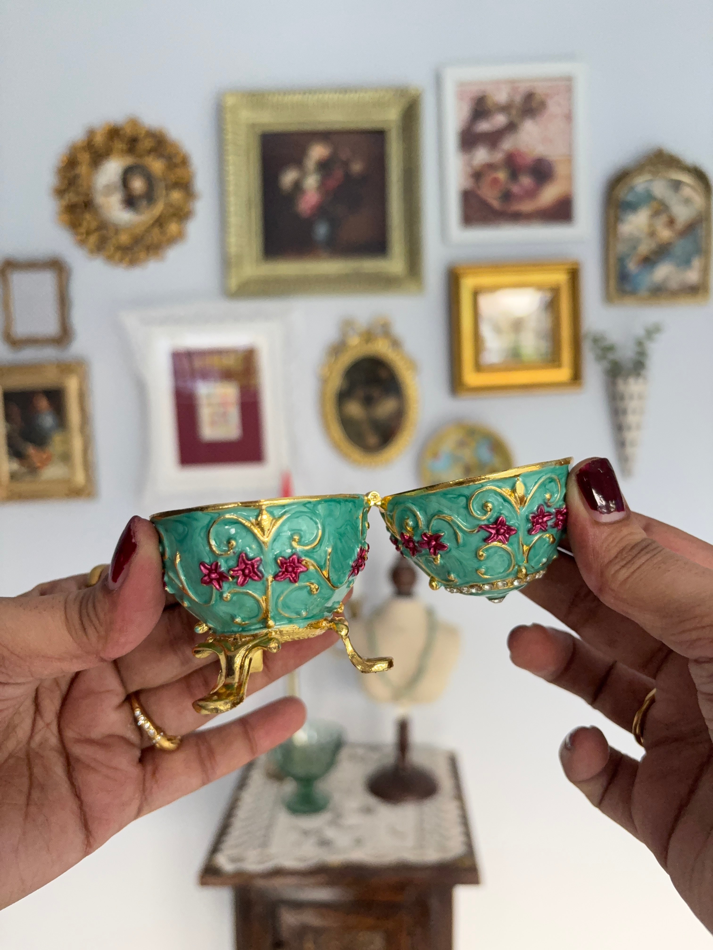 Vintage style egg shape jewellery box