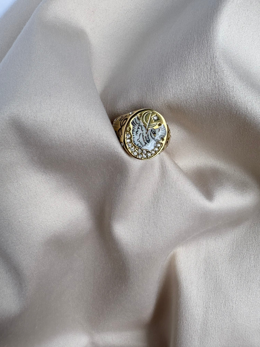 Vintage style swan ring