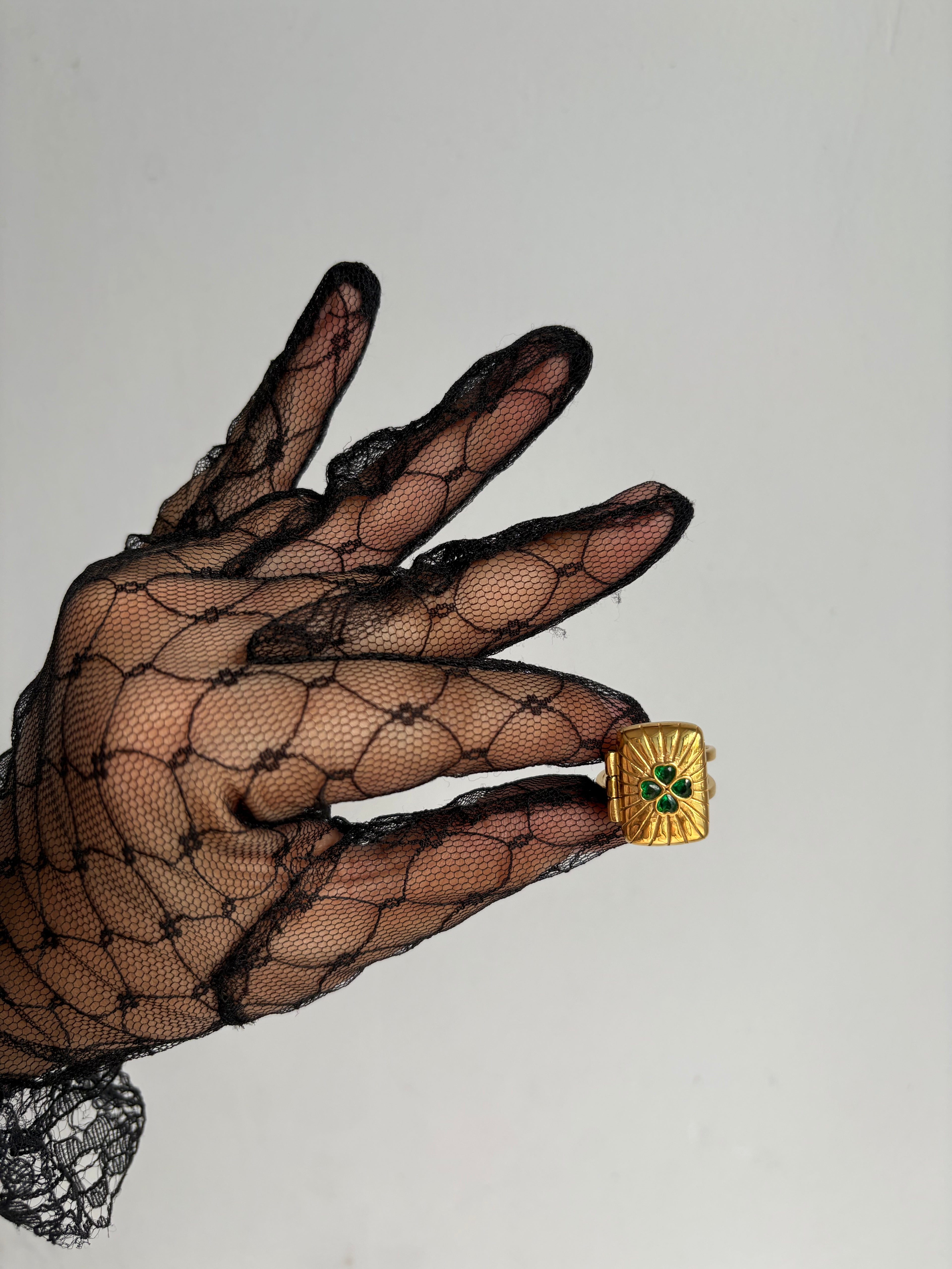Clover leaf photo ring