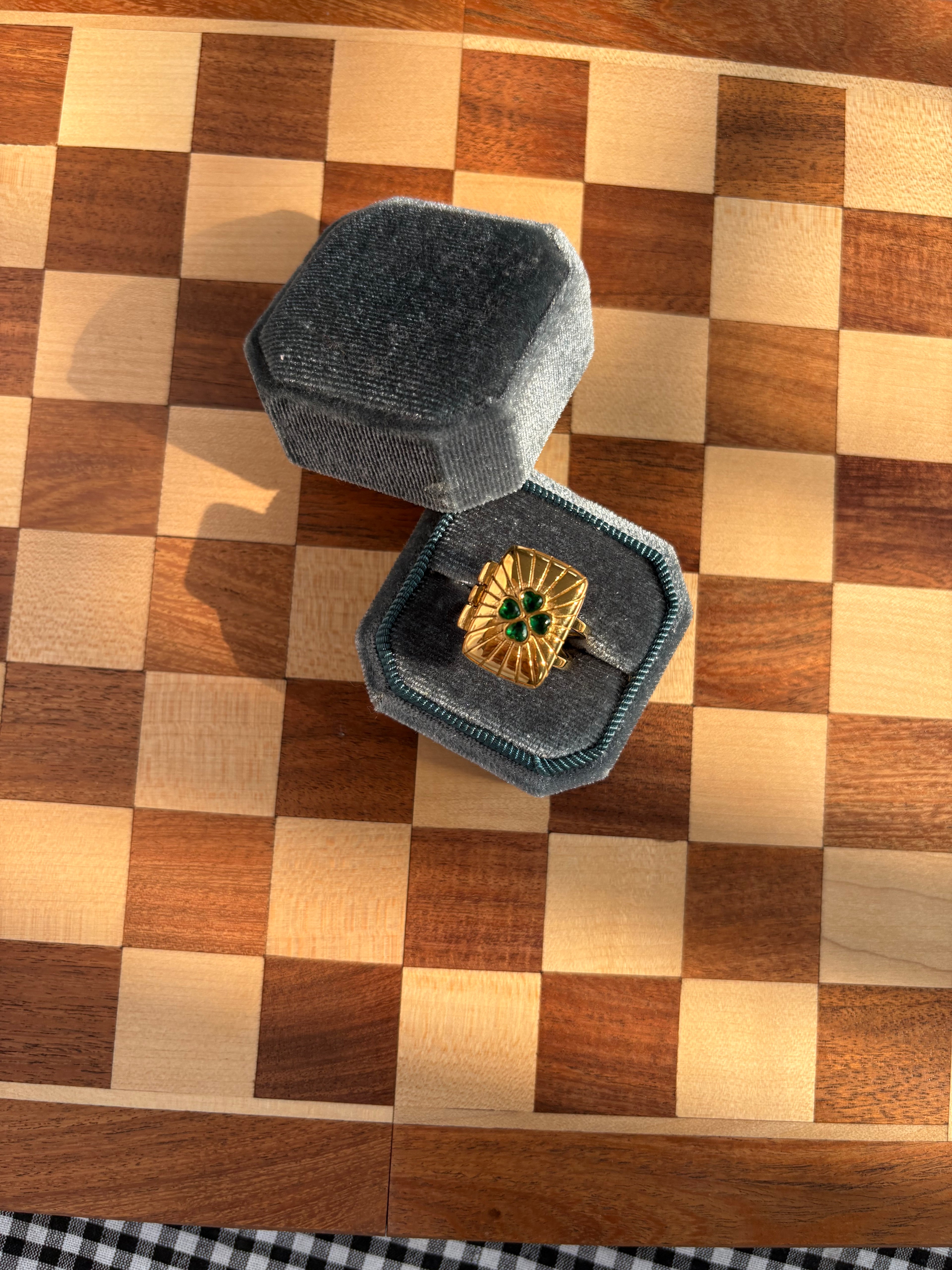 Clover leaf photo ring
