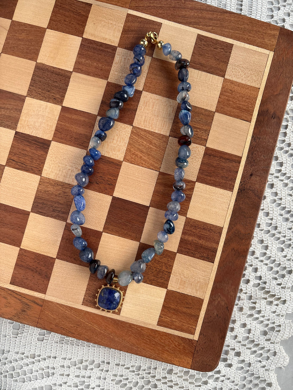 Crystal chips beaded necklace
